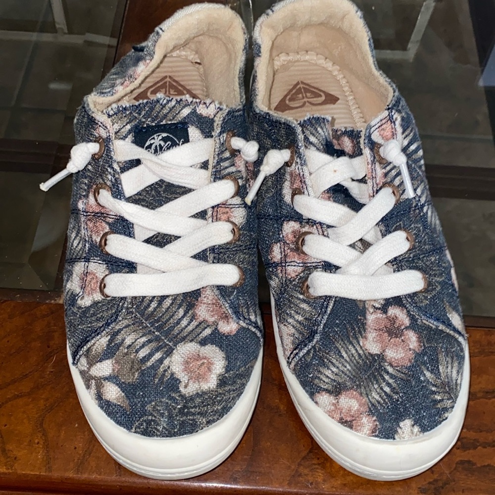 Gently used pair of Roxy sneakers, size 7. Near perfect condition, super clean.